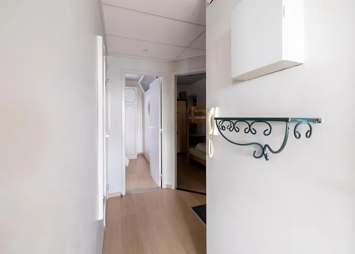 Luxury 2-bedroom With Marina Views In T205 *